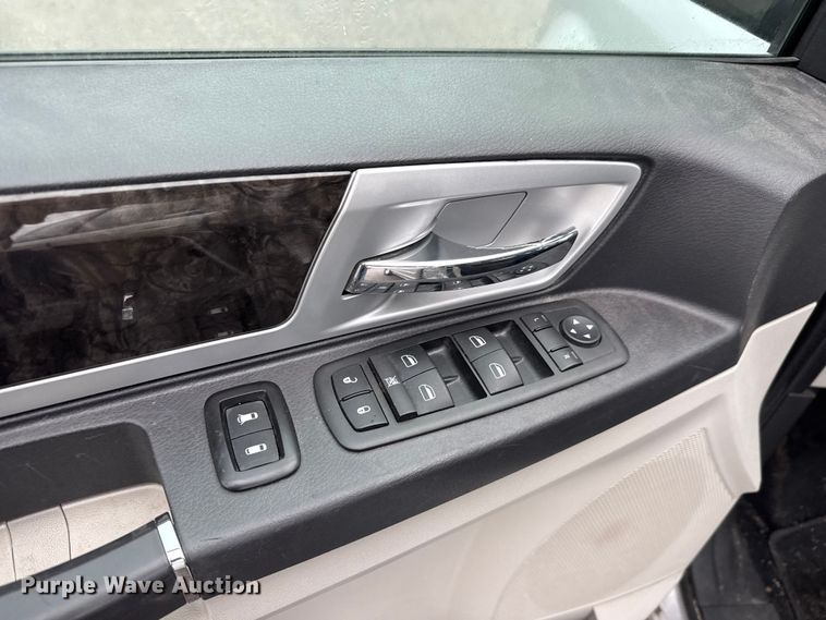 image for item EM8163 2010 Dodge Grand Caravan SXT van