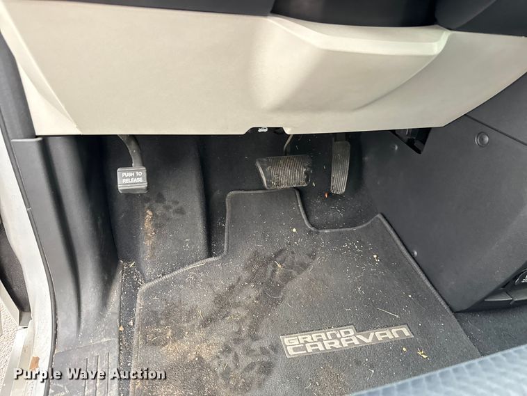 image for item EM8163 2010 Dodge Grand Caravan SXT van