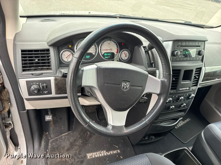 image for item EM8163 2010 Dodge Grand Caravan SXT van