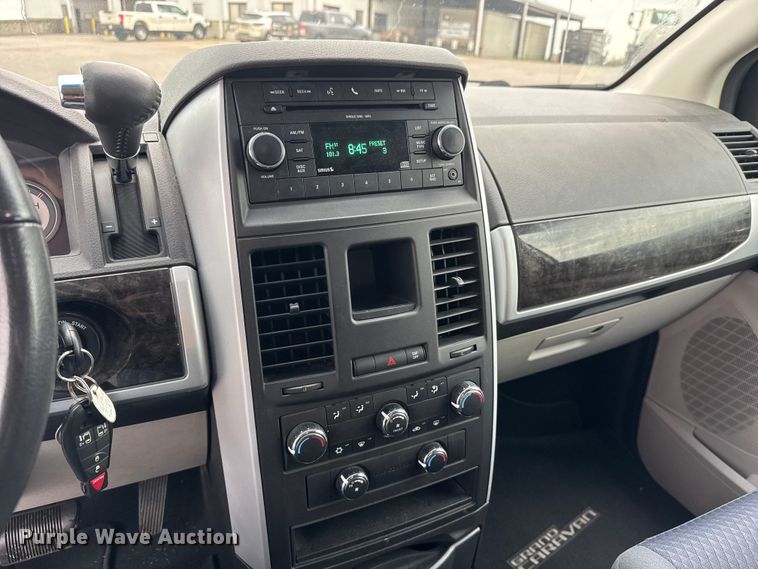 image for item EM8163 2010 Dodge Grand Caravan SXT van