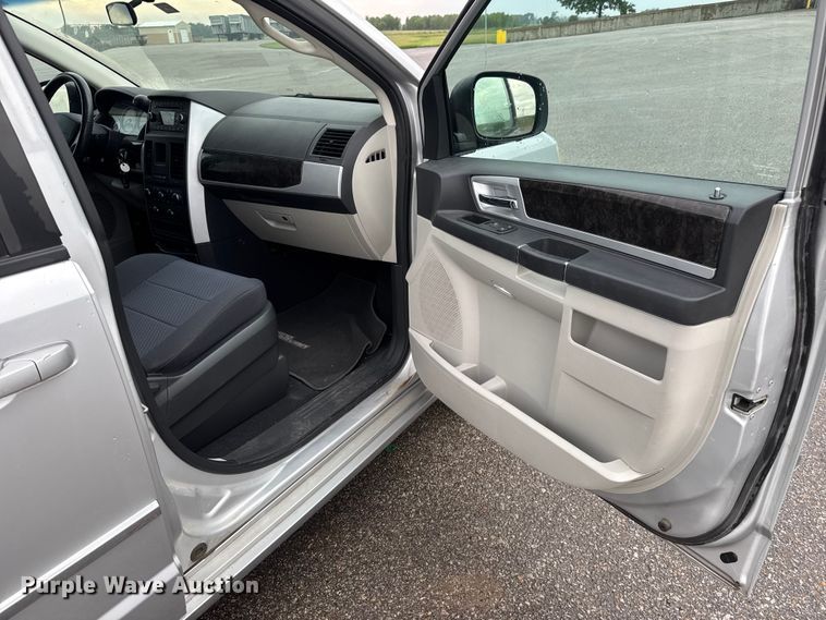 image for item EM8163 2010 Dodge Grand Caravan SXT van