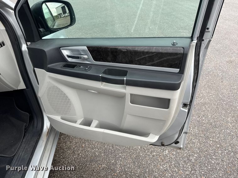 image for item EM8163 2010 Dodge Grand Caravan SXT van