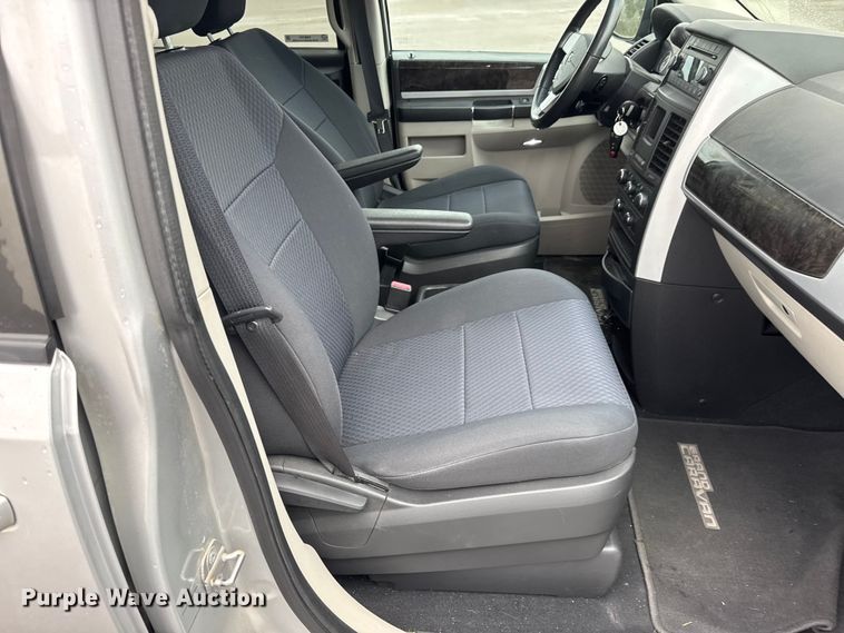 image for item EM8163 2010 Dodge Grand Caravan SXT van