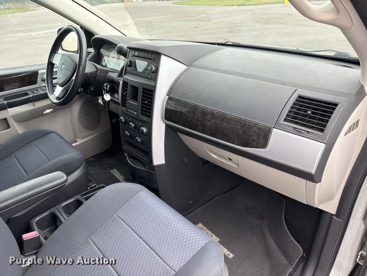 image for item EM8163 2010 Dodge Grand Caravan SXT van