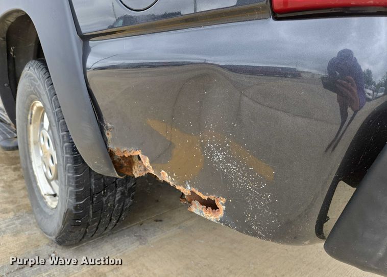 image for item EN8019 2003 Chevrolet Suburban 1500 SUV