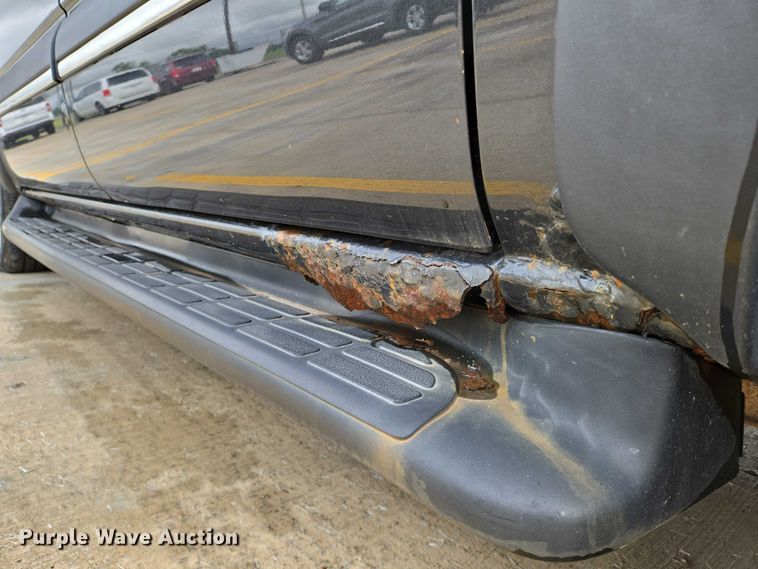 image for item EN8019 2003 Chevrolet Suburban 1500 SUV