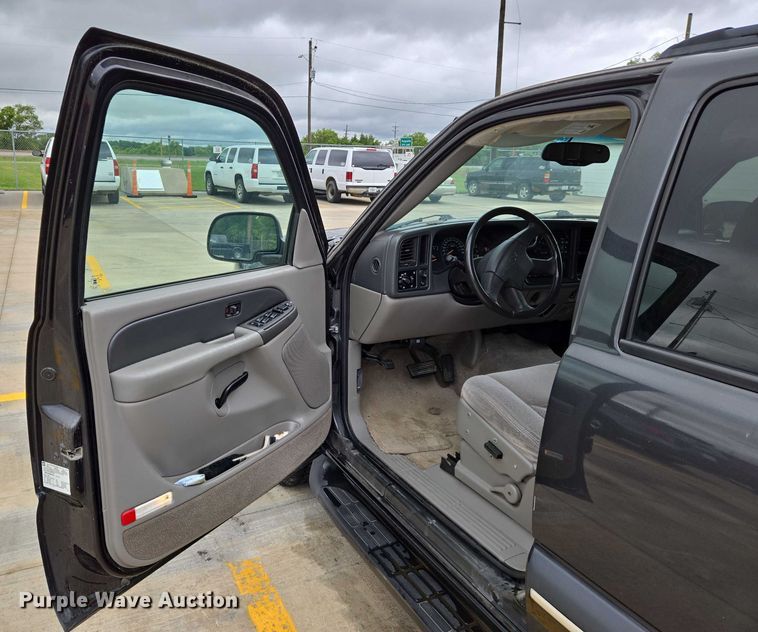 image for item EN8019 2003 Chevrolet Suburban 1500 SUV