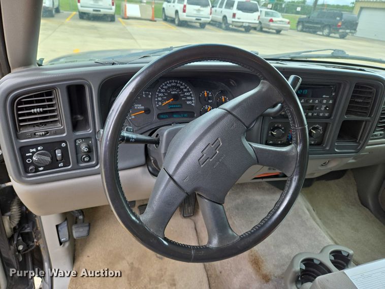 image for item EN8019 2003 Chevrolet Suburban 1500 SUV