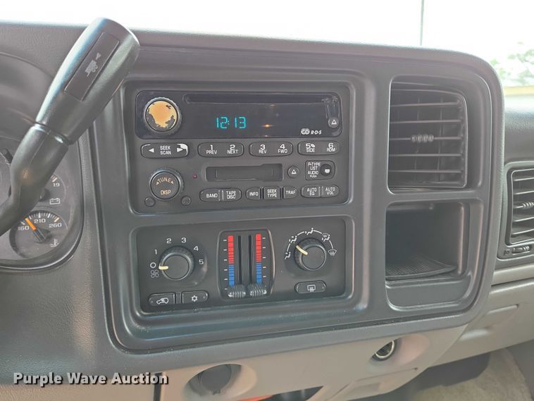 image for item EN8019 2003 Chevrolet Suburban 1500 SUV