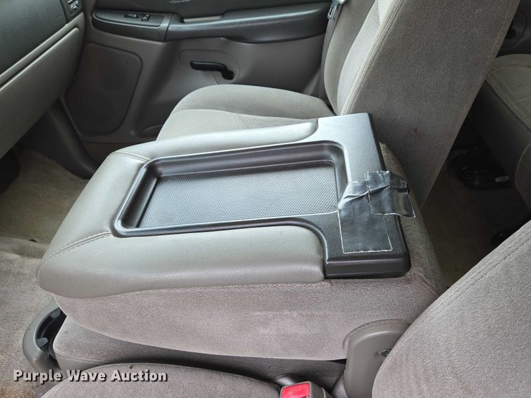 image for item EN8019 2003 Chevrolet Suburban 1500 SUV