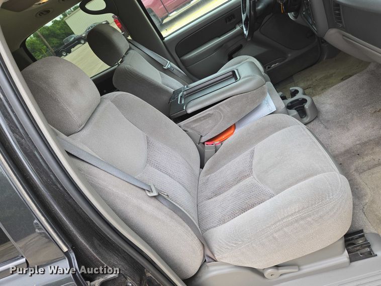 image for item EN8019 2003 Chevrolet Suburban 1500 SUV