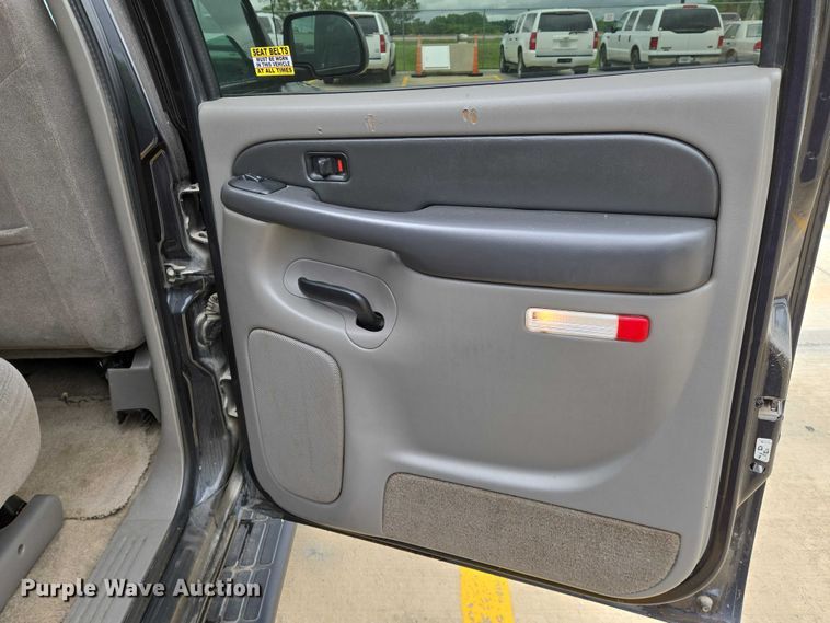 image for item EN8019 2003 Chevrolet Suburban 1500 SUV