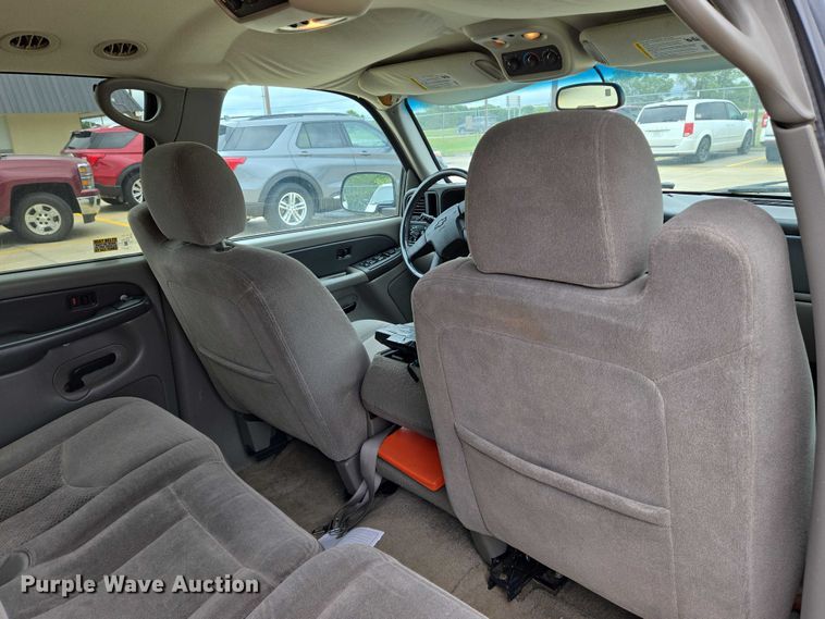 image for item EN8019 2003 Chevrolet Suburban 1500 SUV