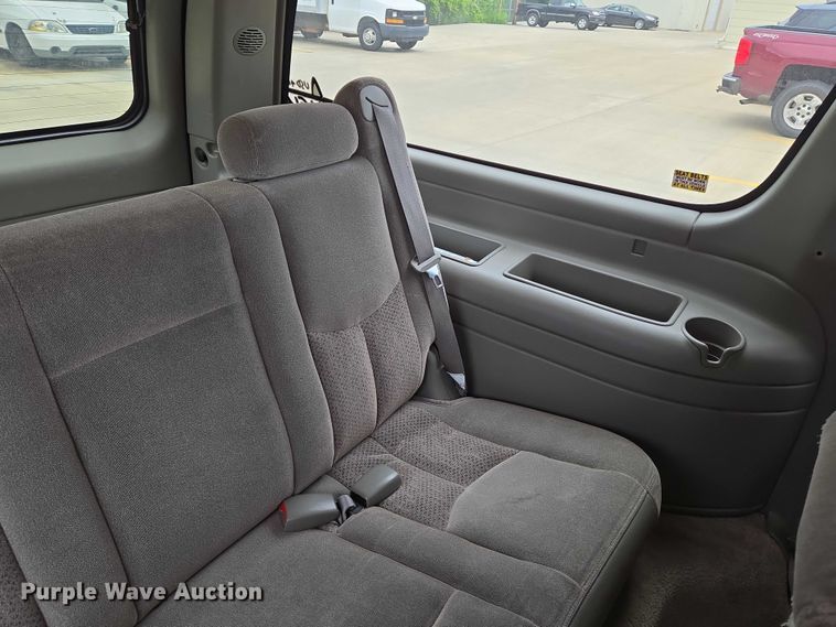 image for item EN8019 2003 Chevrolet Suburban 1500 SUV