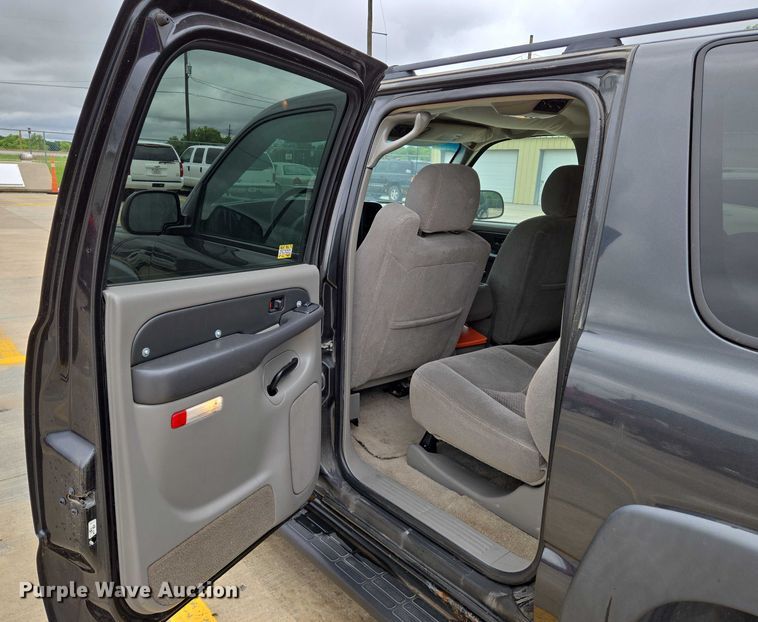 image for item EN8019 2003 Chevrolet Suburban 1500 SUV