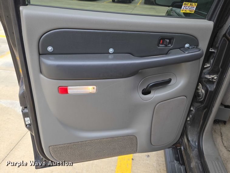 image for item EN8019 2003 Chevrolet Suburban 1500 SUV