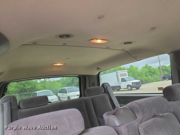 image for item EN8019 2003 Chevrolet Suburban 1500 SUV