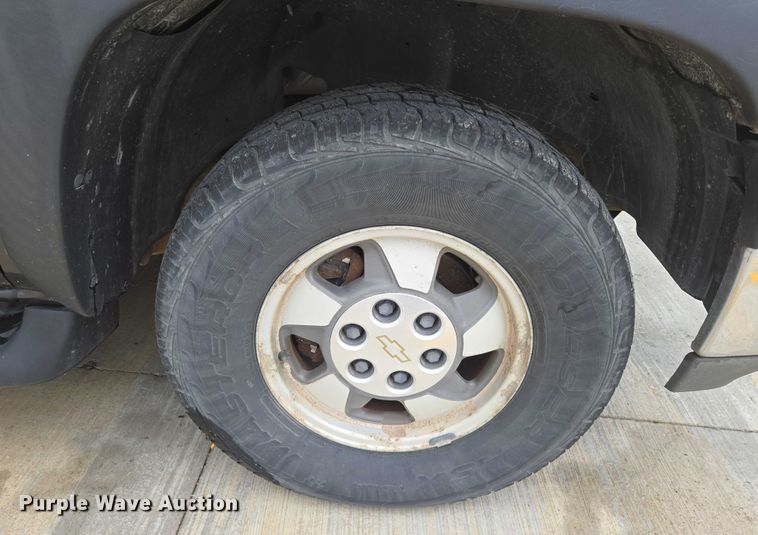 image for item EN8019 2003 Chevrolet Suburban 1500 SUV