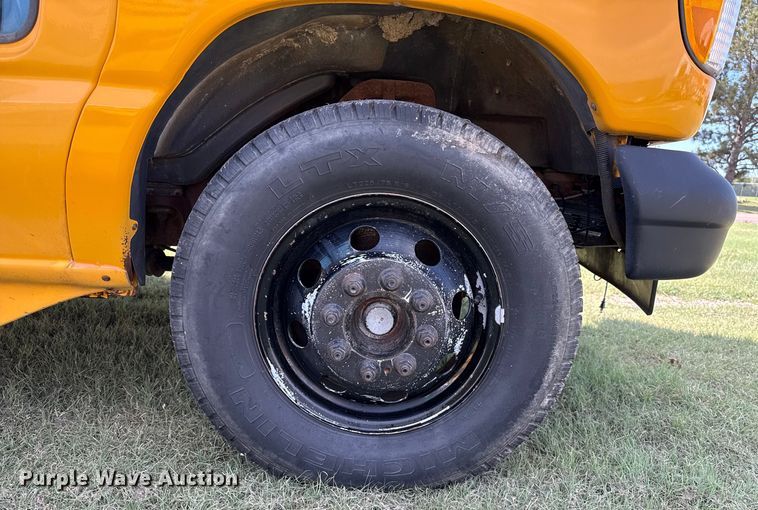 image for item EP0649 2001 Ford school bus