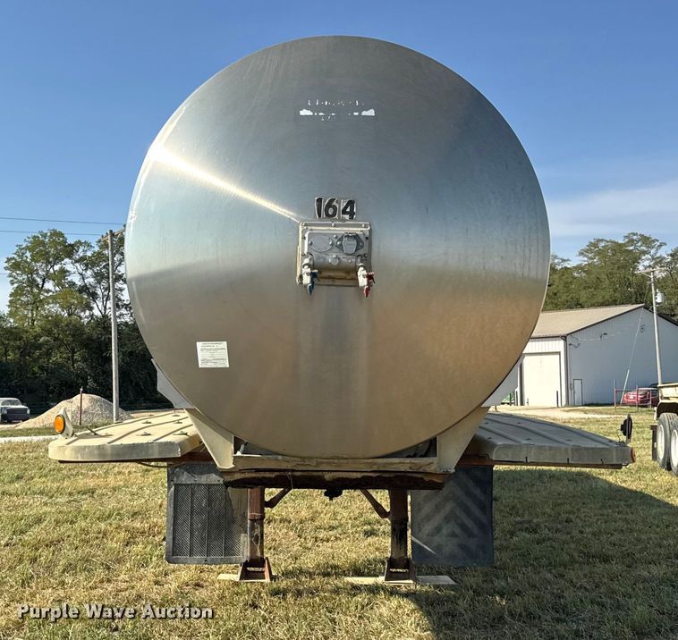 image for item ER0110 1983 Walker tank trailer