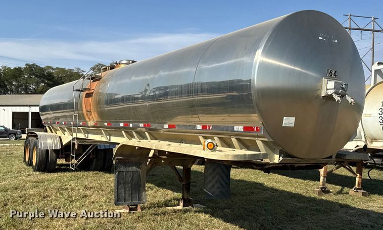 image for item ER0110 1983 Walker tank trailer