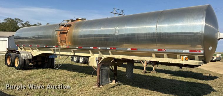 image for item ER0110 1983 Walker tank trailer