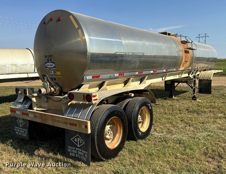 image for item ER0110 1983 Walker tank trailer