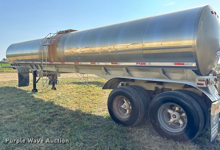 image for item ER0110 1983 Walker tank trailer