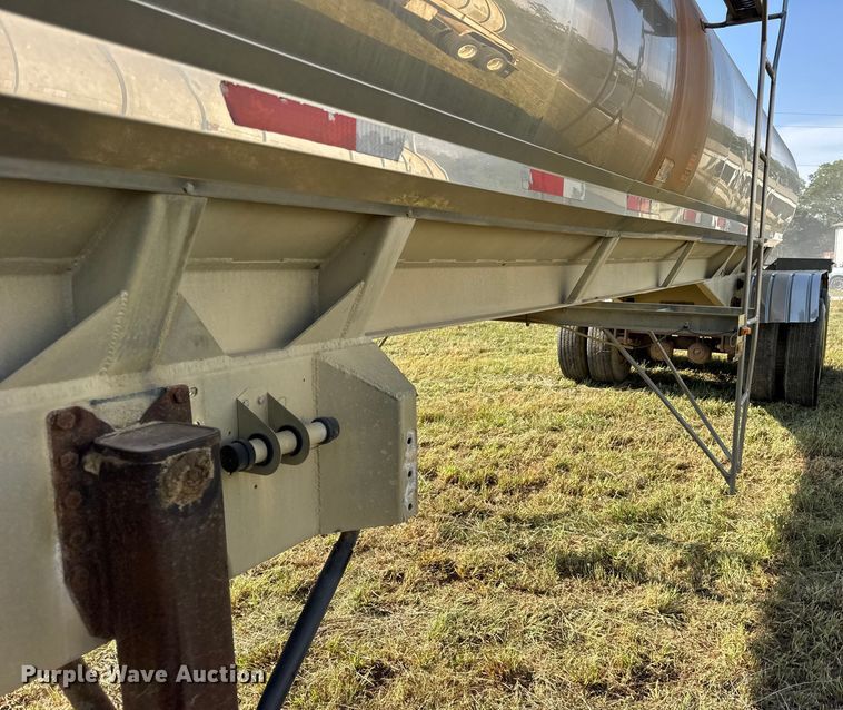 image for item ER0110 1983 Walker tank trailer