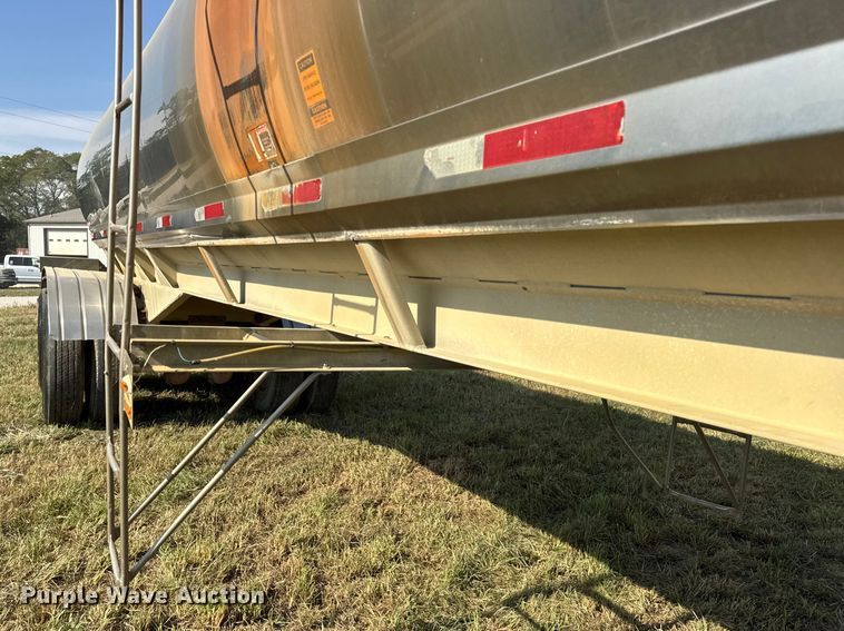 image for item ER0110 1983 Walker tank trailer