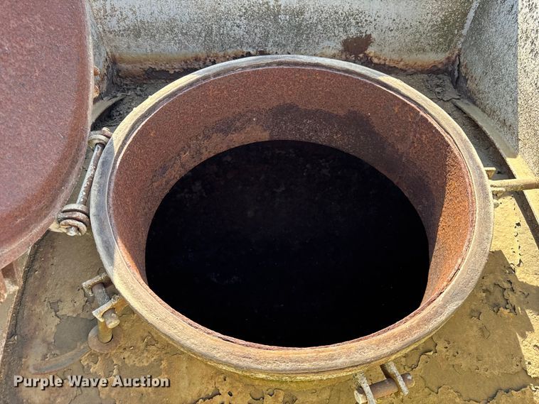 image for item ER0111 1991 V.E. Enterprises Inc DOTF 140B vacuum trailer