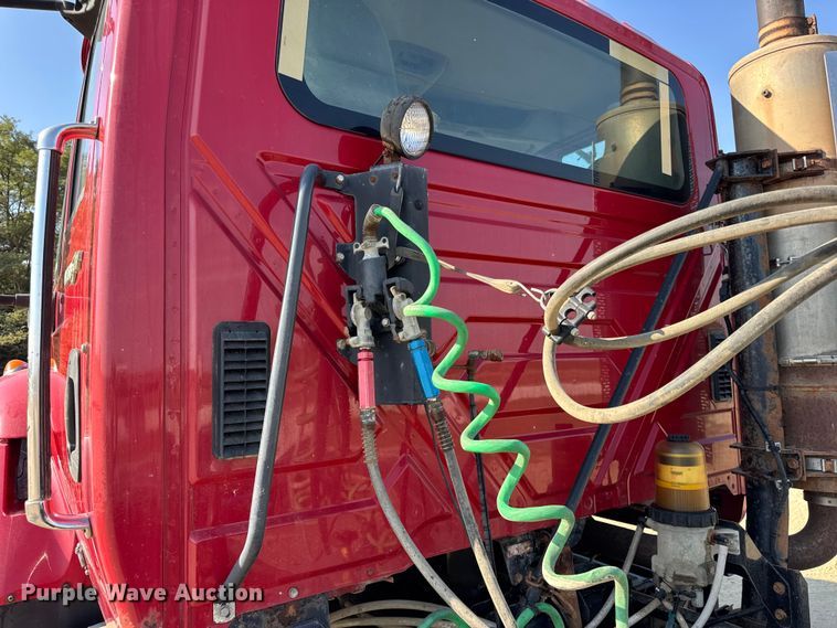 image for item ER0113 2014 International 7600 semi truck