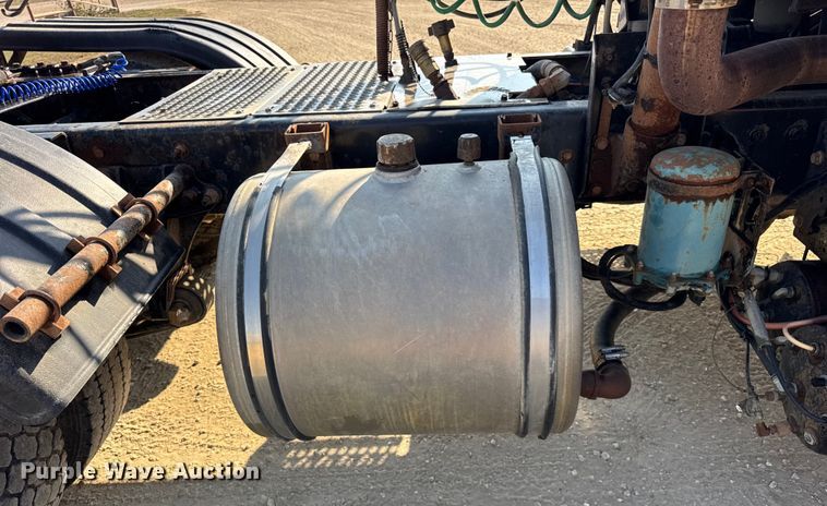 image for item ER0113 2014 International 7600 semi truck