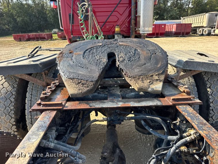 image for item ER0113 2014 International 7600 semi truck