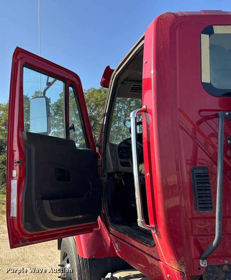 image for item ER0113 2014 International 7600 semi truck