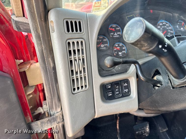 image for item ER0113 2014 International 7600 semi truck