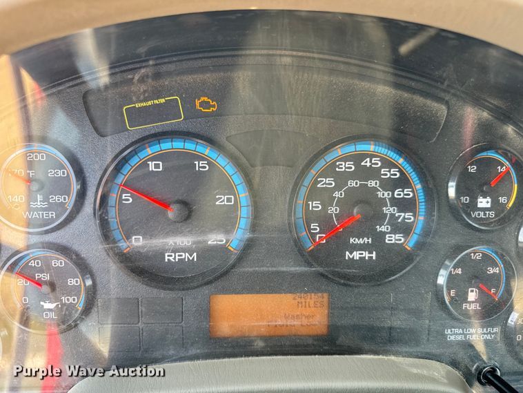 image for item ER0113 2014 International 7600 semi truck