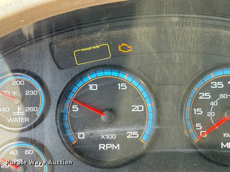 image for item ER0113 2014 International 7600 semi truck