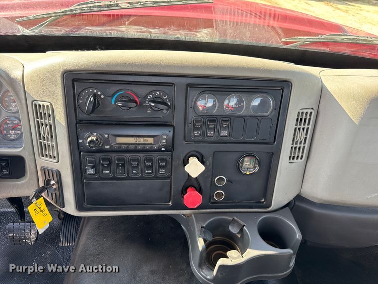 image for item ER0113 2014 International 7600 semi truck