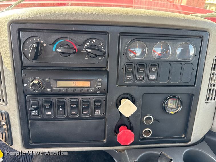 image for item ER0113 2014 International 7600 semi truck