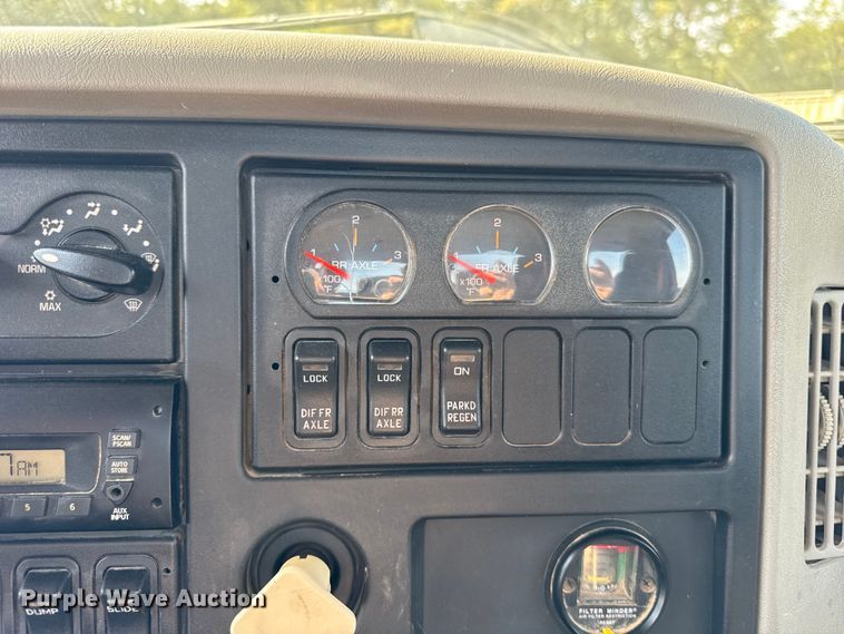 image for item ER0113 2014 International 7600 semi truck