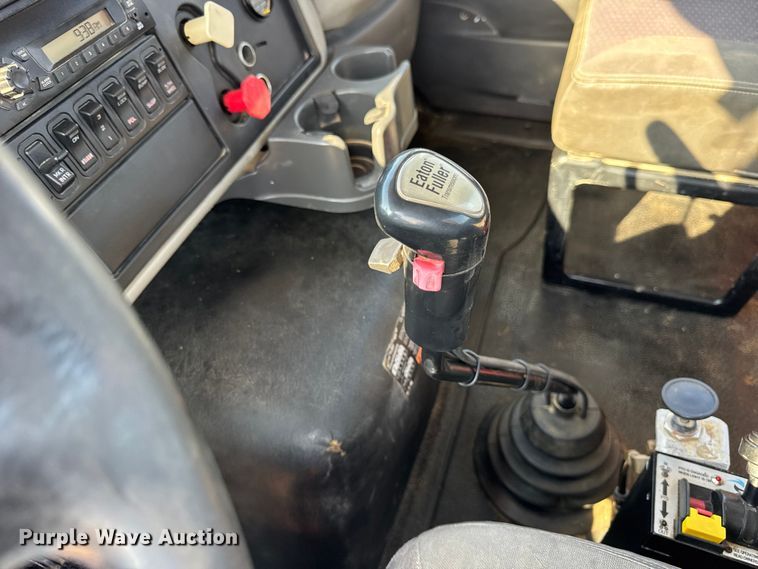 image for item ER0113 2014 International 7600 semi truck