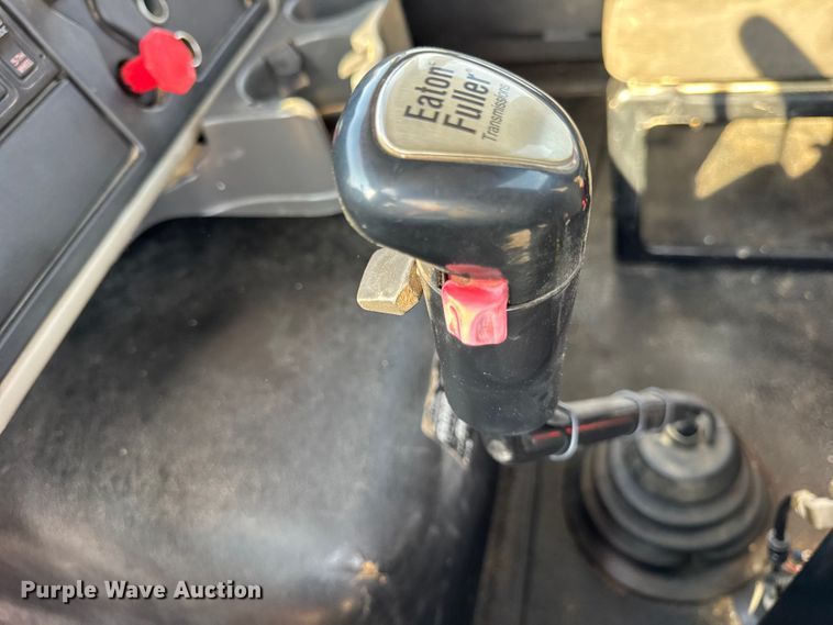 image for item ER0113 2014 International 7600 semi truck