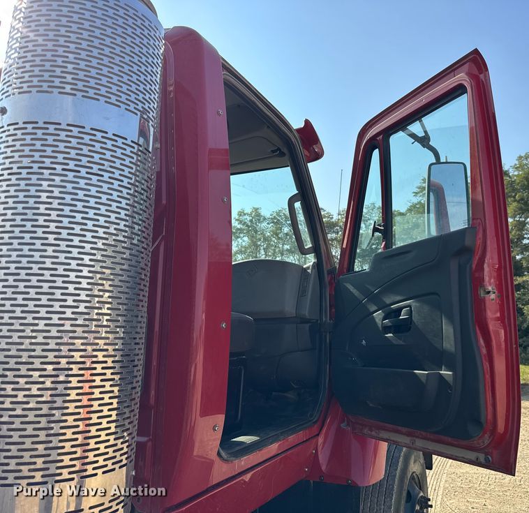 image for item ER0113 2014 International 7600 semi truck