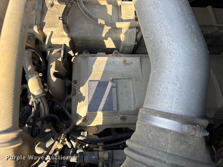 image for item ER0113 2014 International 7600 semi truck