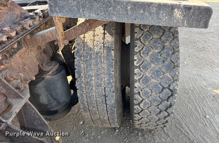 image for item ER0113 2014 International 7600 semi truck