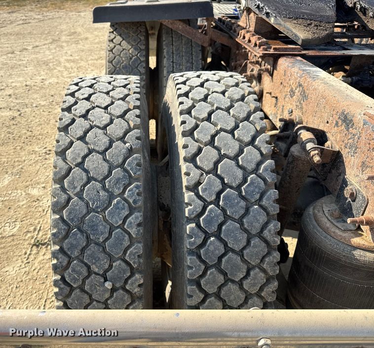 image for item ER0113 2014 International 7600 semi truck