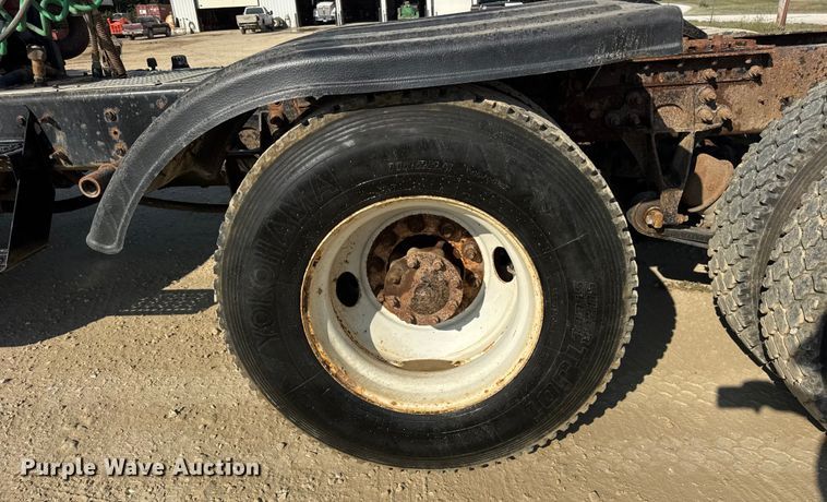 image for item ER0113 2014 International 7600 semi truck