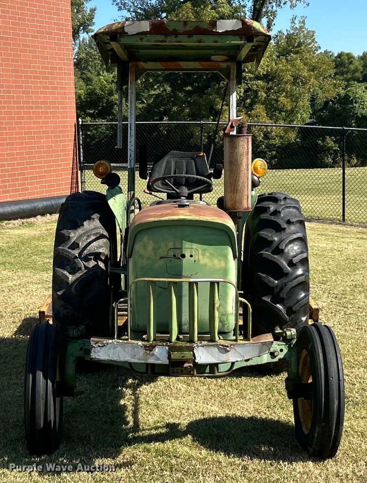image for item ET3143 1959 John Deere 830 tractor