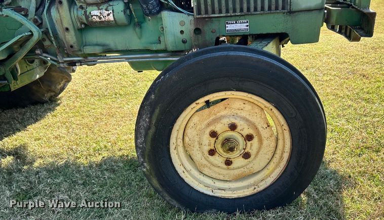 image for item ET3143 1959 John Deere 830 tractor